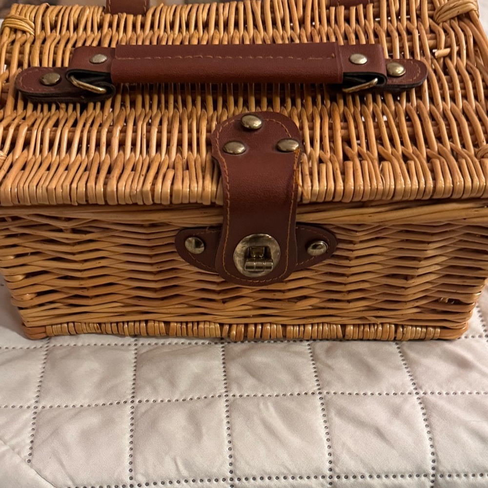 Wicker basket with handle, 10 x 6 1/2 - Picture 2 of 16